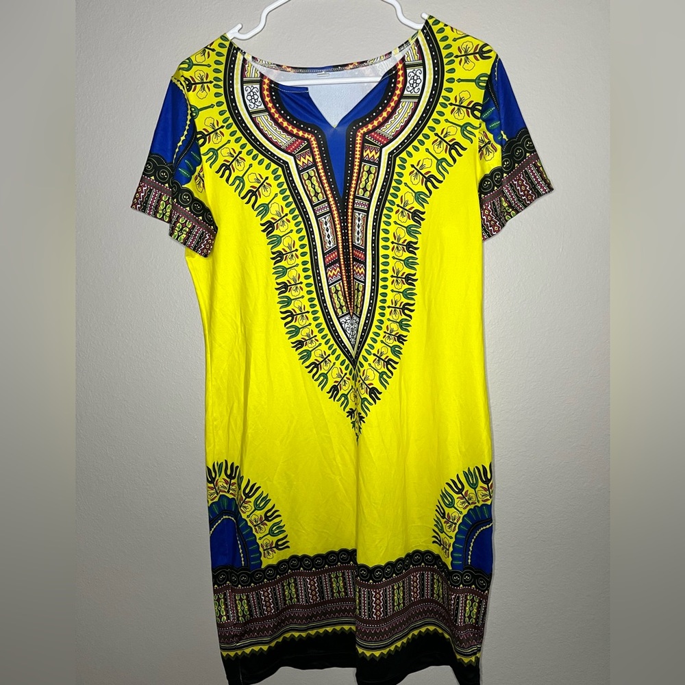 Women’s L/LX dress worn once or twice. Still in good condition!